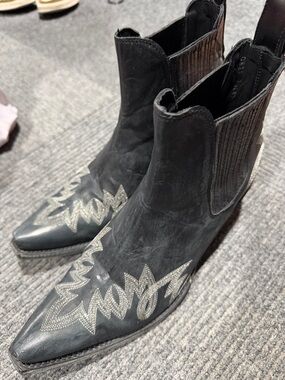 Old Gringo Black Leather Pointed Western Boots with Silver Accent
